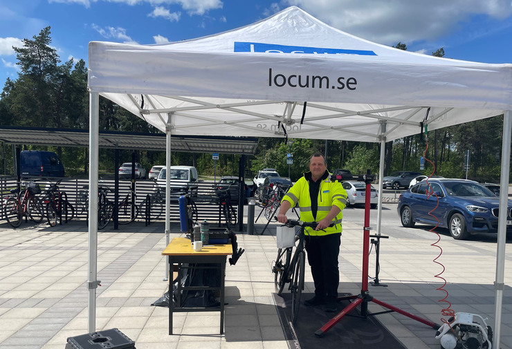 Locummedarbetare på cykeldag på Nacka sjukhus.