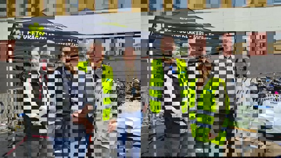 Locummedarbetare framför ett tält i arbete med cykeldag.