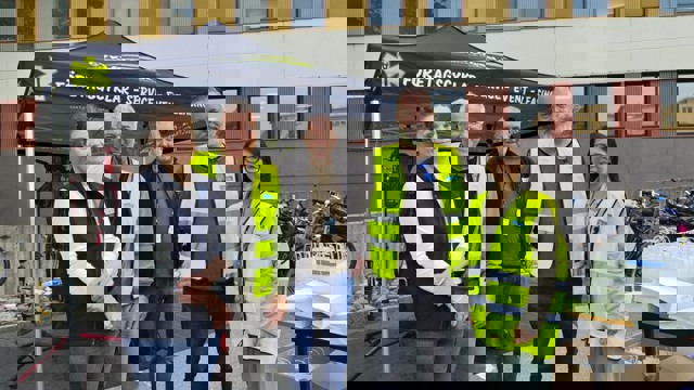 Locummedarbetare framför ett tält i arbete med cykeldag.