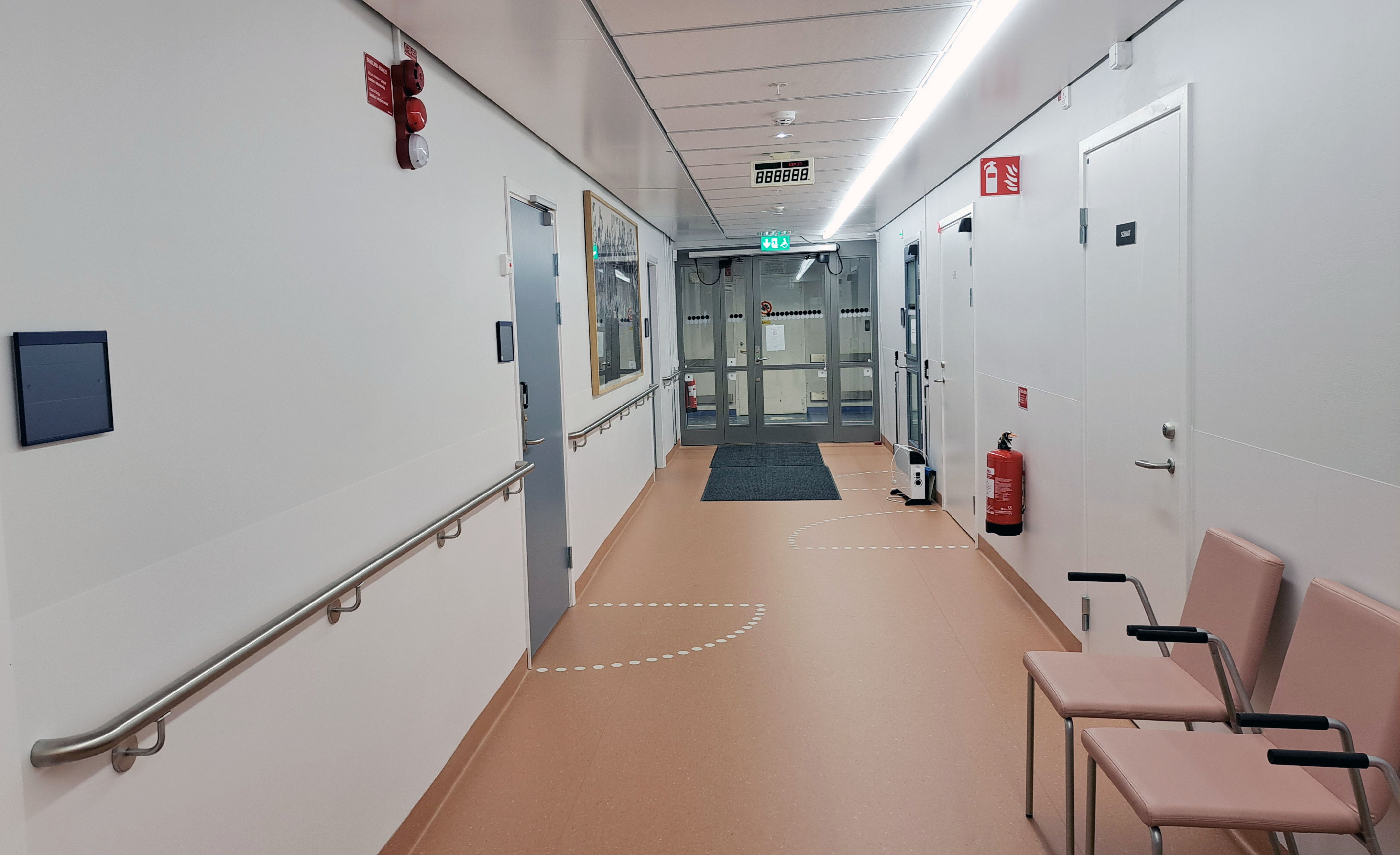 Korridor med uppfräschade ytskikt och ny matta på golvet.