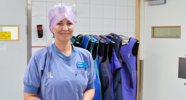 Lina Papunen med operationskl&auml;der utanf&ouml;r operationsal.