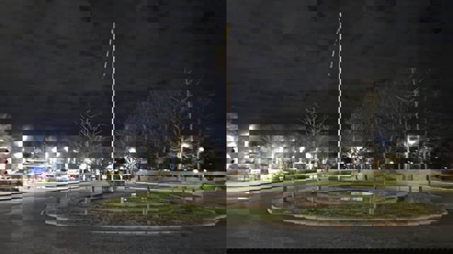 Rondell utanför Dalens sjukhus kvällstid.