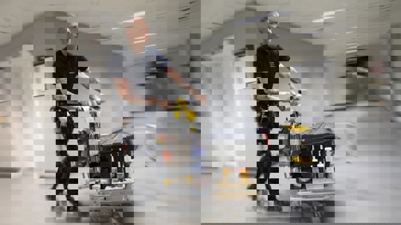 Driftpersonal på sparkcykel i en sjukhuskorridor.