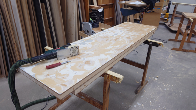 D&ouml;rren har slipats och den st&aring;r kvar p&aring; en bock med slipverktyg p&aring;.