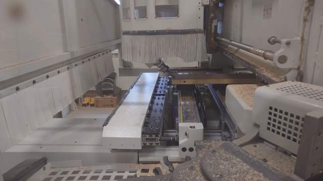 Dörrarna har nu delats till mindre delar i en maskin. Bilden visar en maskin där delarna har beskurits.