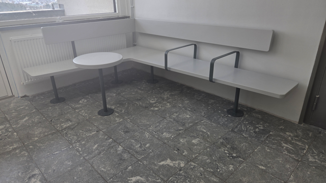 Sittb&auml;nkarna n&auml;r de st&aring;r placerade i hisshall D.