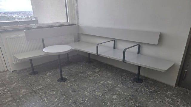 En av sittbänkarna när de är klara och placerad i trapphuset.