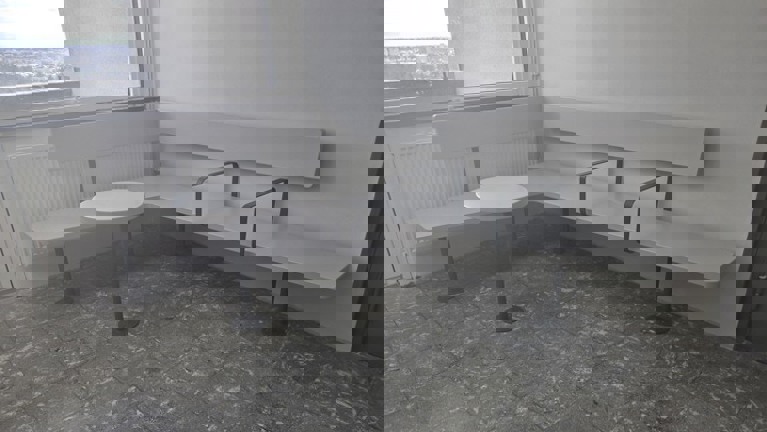 En av sittbänkarna när de är klara och placerad i trapphuset.