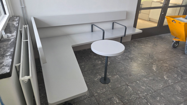 Sittbänk när den står placerad i hisshall D.