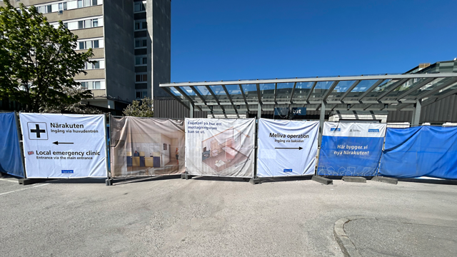 Byggstängsel med vepor runt närakuten.