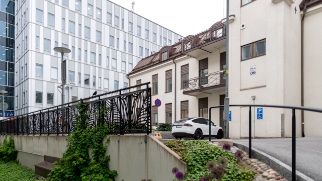Fasaden p&aring; hus 06. I bakgrunden syns hus 19. 