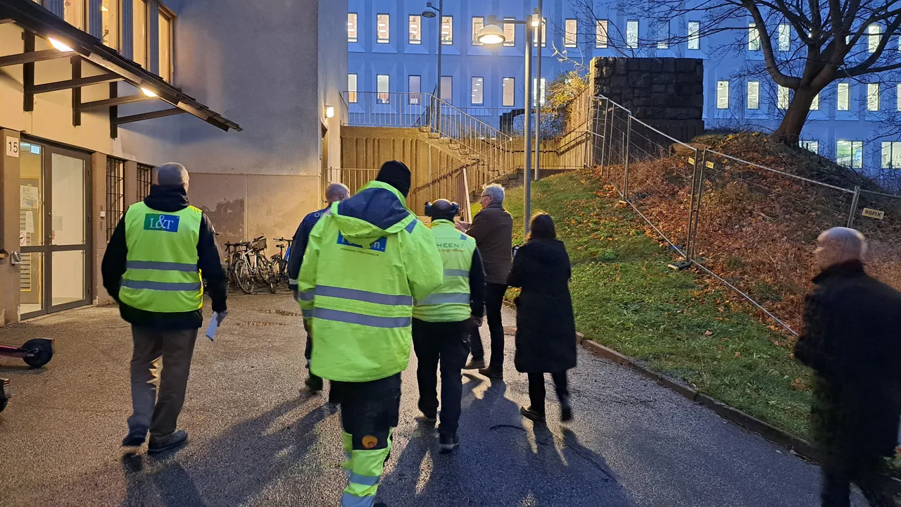 Personer som g&aring;r trygghetsrond p&aring; S&ouml;dersjukhuset.