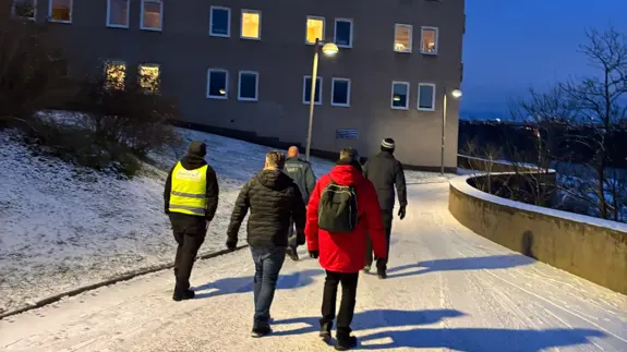 Personer går på gångväg på vintern