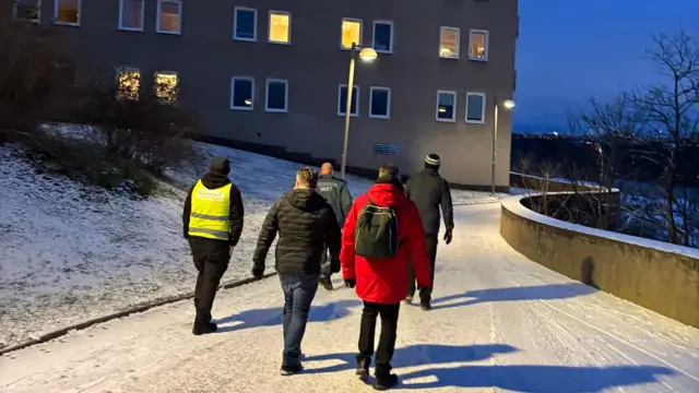 Personer går på gångväg på vintern