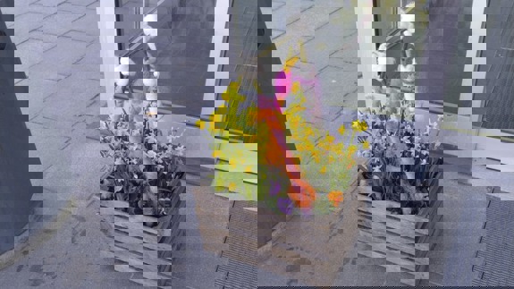 Påskpynt i en trälåda vid huvudentrén