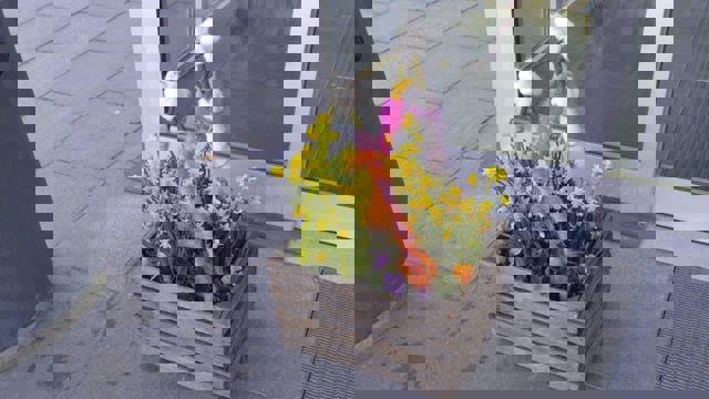 Påskpynt i en trälåda vid huvudentrén