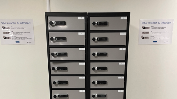 Laddskåp för cykelbatterier.