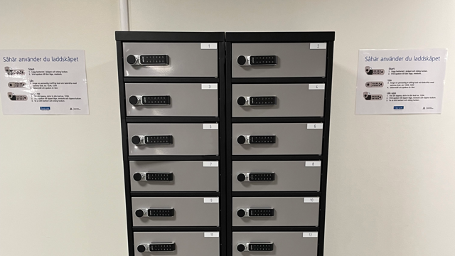 Laddskåp för cykelbatterier.