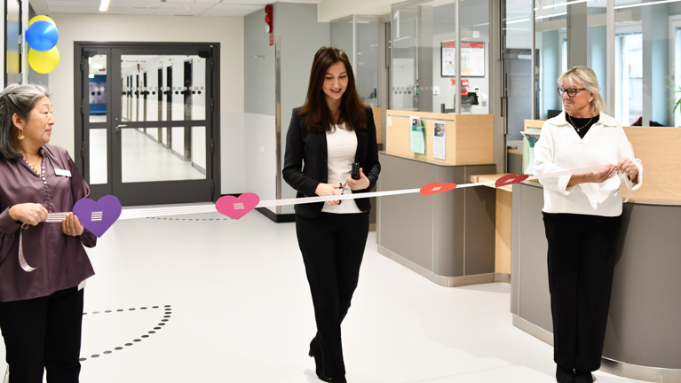 En grupp kvinnor som står bredvid varandra i ett rum.