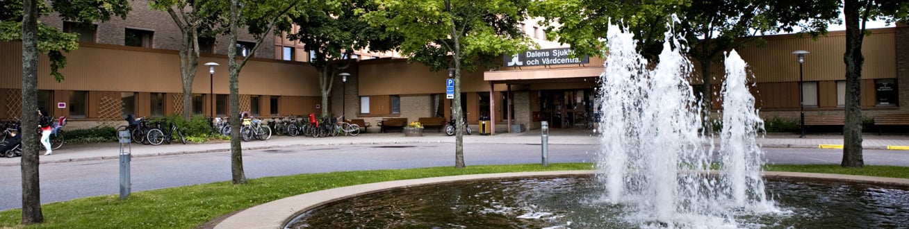 Huvudentré till Dalens sjukhus med fontän.