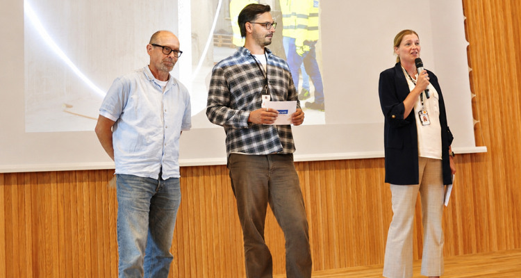 Lars Netzell, projektchef, Ludvig Kojcevski, f&ouml;rvaltare, och Maria Gustafson, fastighetsomr&aring;deschef, medverkade p&aring; scen under invigningen.