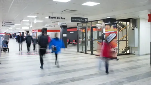 En grupp människor som går genom en byggnad.