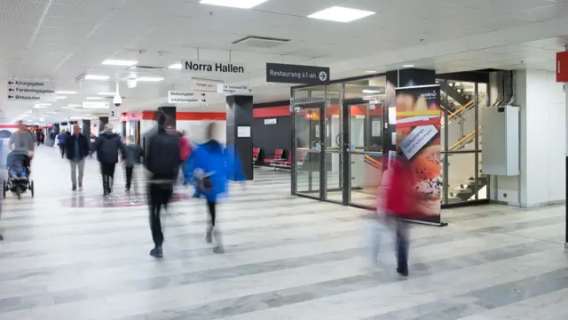 En grupp människor som går genom en byggnad.