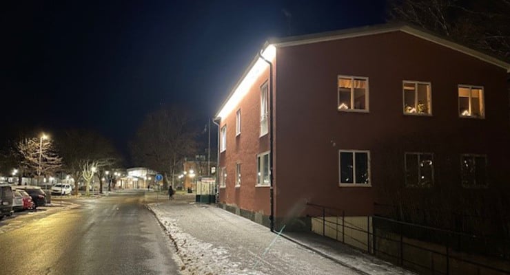 Vinterkväll utmed gata vid Norrtälje sjukhus, in mot huvudentrén, under trygghetsrond.