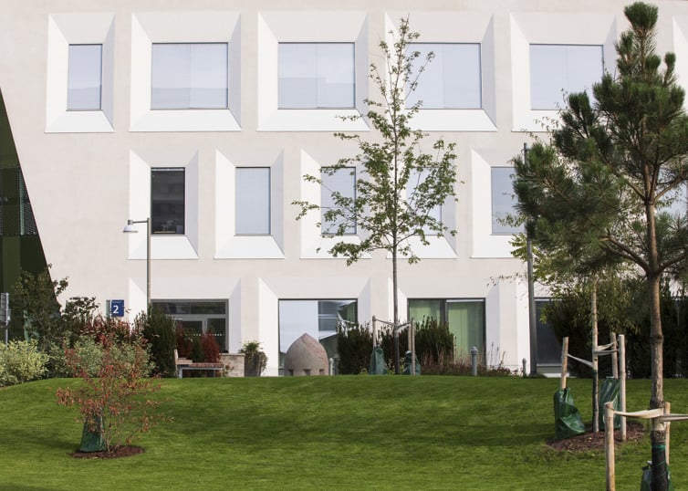 Del av fasad på Södersjukhuset och park framför.