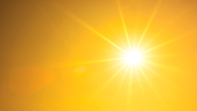 Solen skiner starkt på himlen.