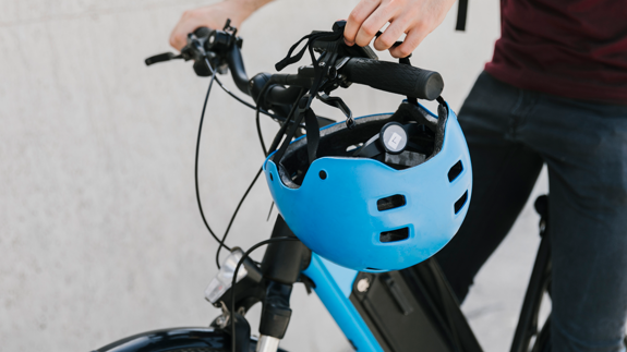 En närbild av en person och en cykel.