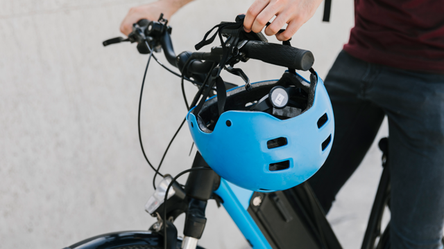 En närbild av en person och en cykel.