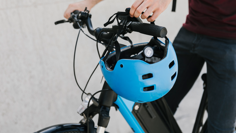 En närbild av en person och en cykel.