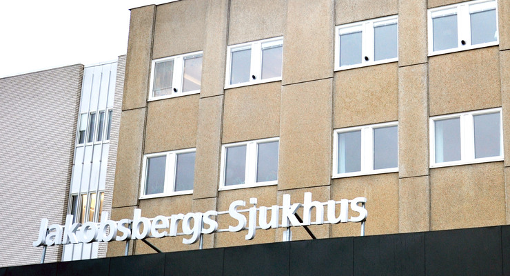 Huvudentré med takskylt där det står Jakobsbergs sjukhus.