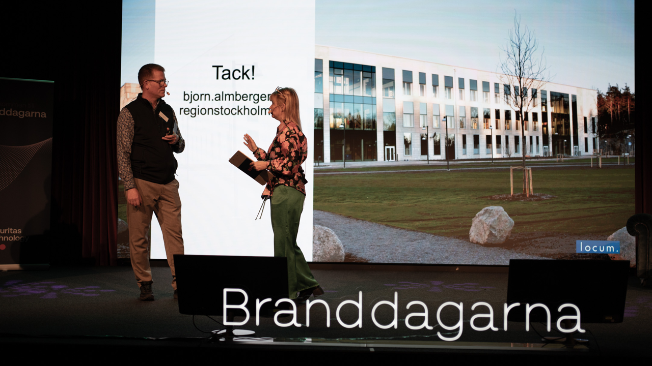 Man st&aring;r och tackas av av kvinnlig moderator.