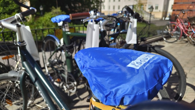 Cyklar st&aring;r parkerade utanf&ouml;r Serafen.