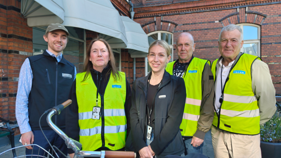 Fem representanter från Locum står uppradade utanför Serafens huvudentré.