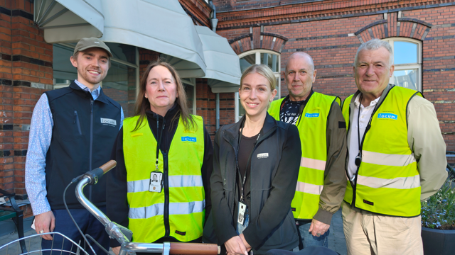 Fem representanter från Locum står uppradade utanför Serafens huvudentré.