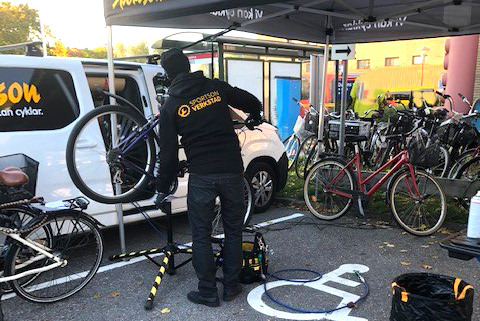 Cykelmekaniker som mekar med en cykel på Dalens sjukhus.