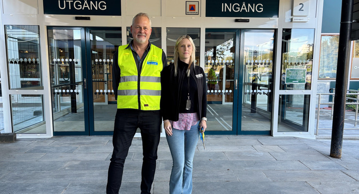Peter Åström framför nya entrédörrar vid Danderyds sjukhus.