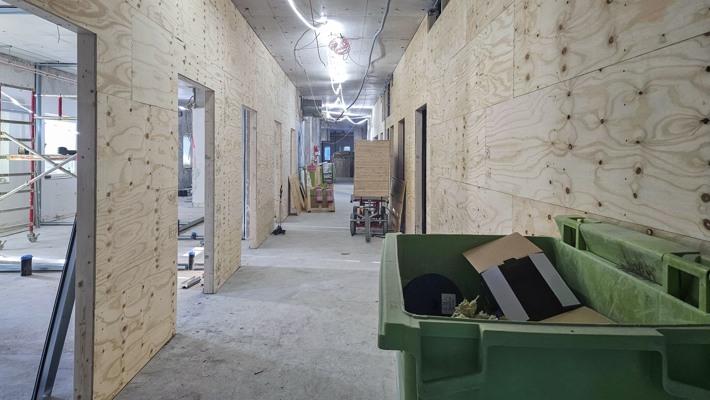 Lokaler som är i betong med nya mellanväggar i playwood