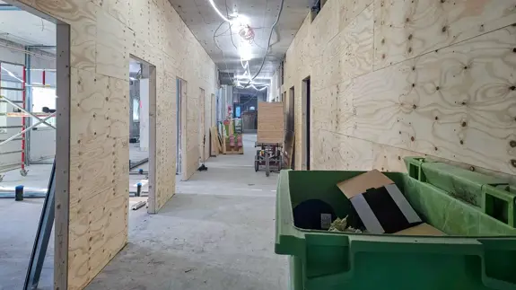 Lokaler som är i betong med nya mellanväggar i playwood