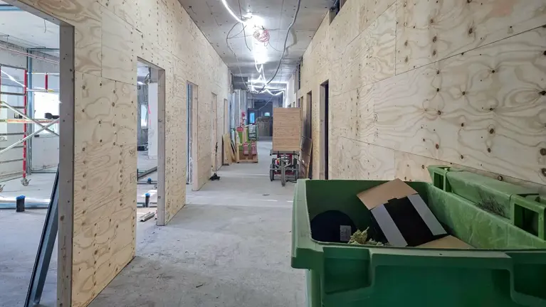 Lokaler som är i betong med nya mellanväggar i playwood