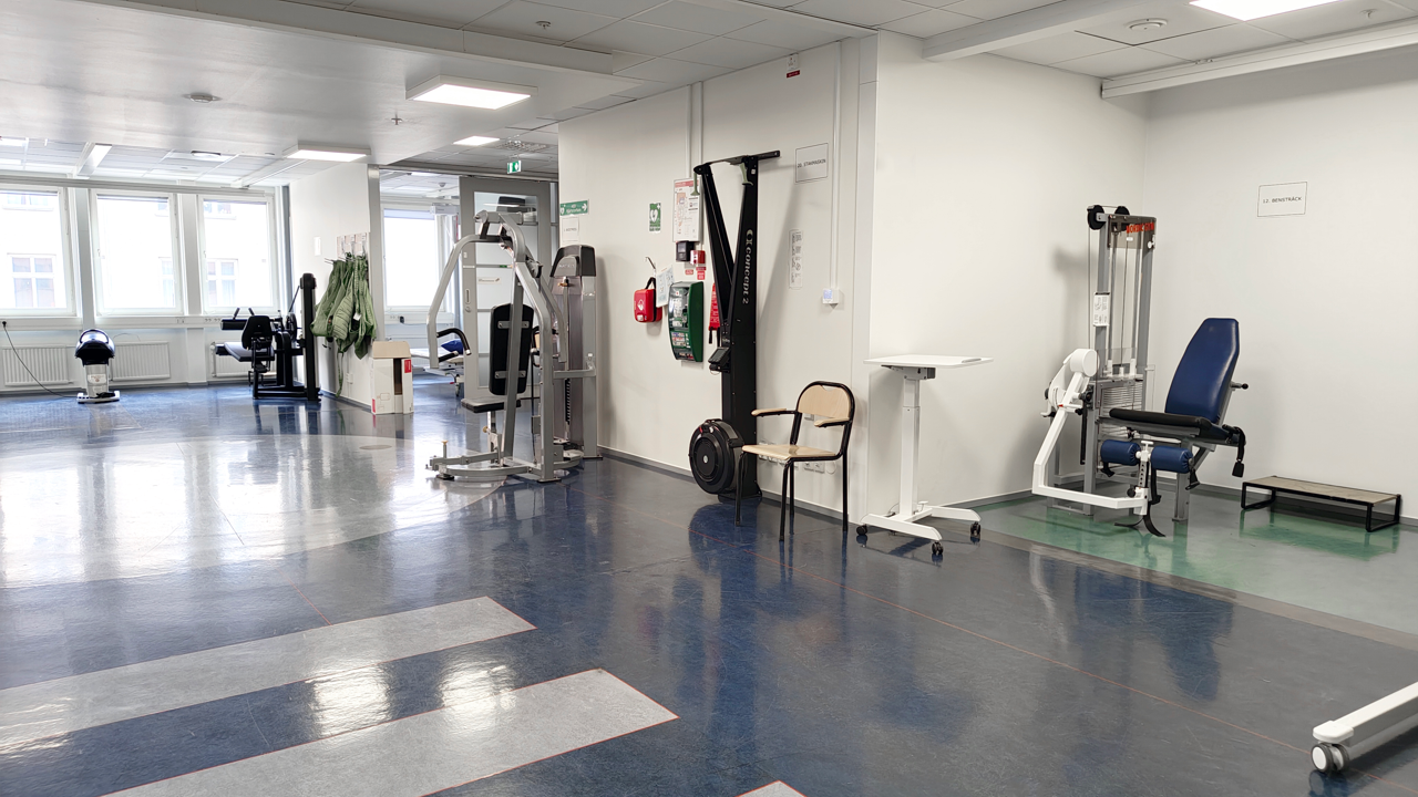 Stor lokal med tr&auml;ningsredskap f&ouml;r motorikcenter.