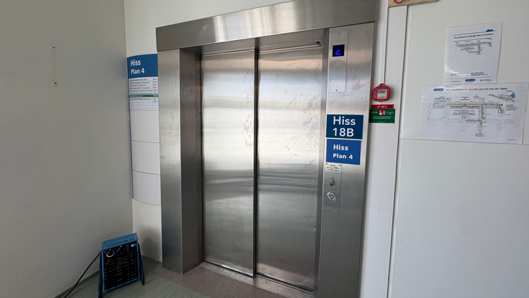 En bild på hiss 18B.