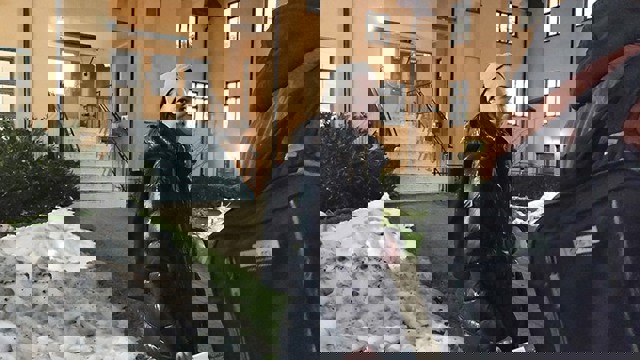 Biträdande fastighetsförvaltare är ute på kvällen och trygghetsronderar utanför Maria sjukhus och Grimman.