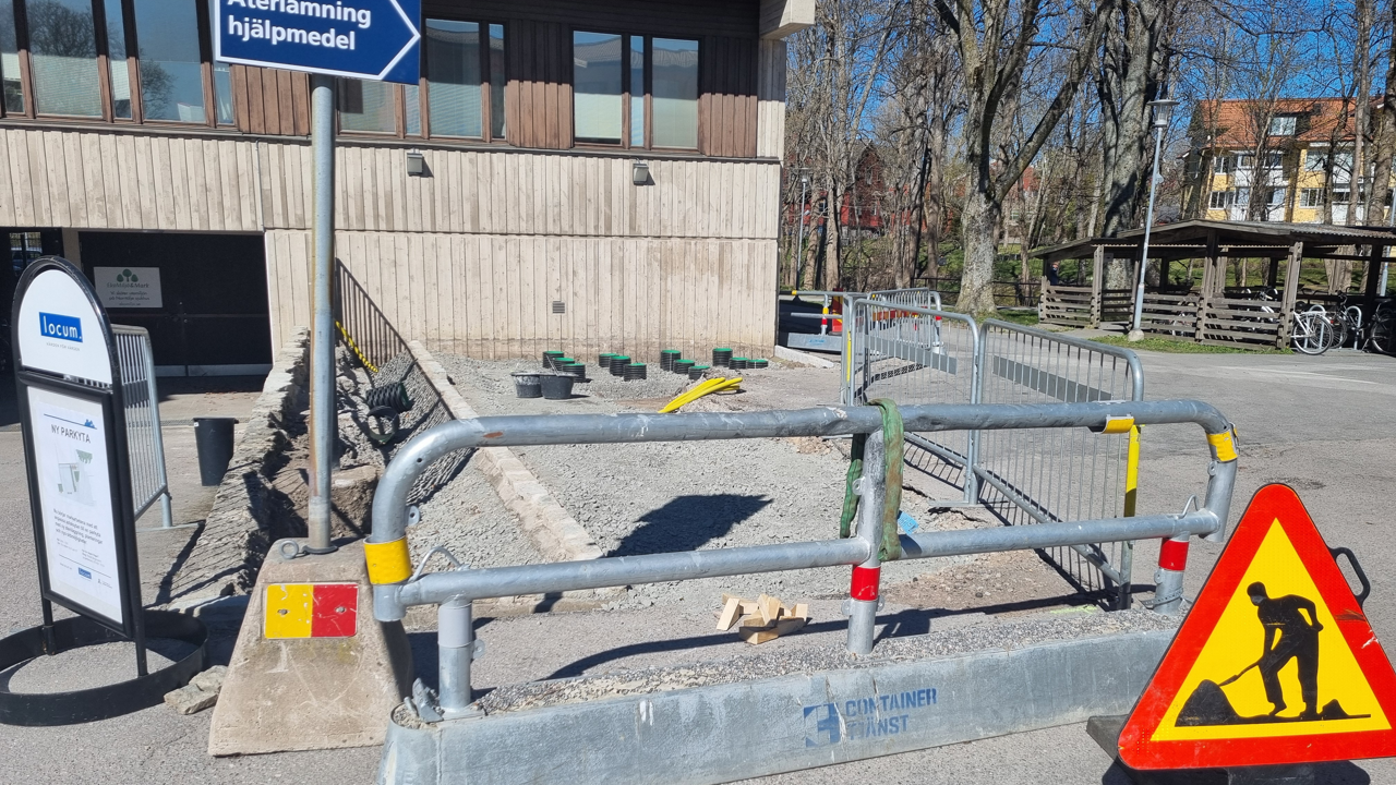 St&auml;ngsel och uppgr&auml;vd mark vid p&aring;g&aring;ende markarbete vid Norrt&auml;lje sjukhus.