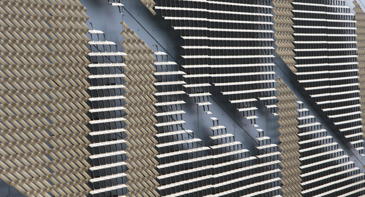 En n&auml;rbild av sidan av en byggnad.