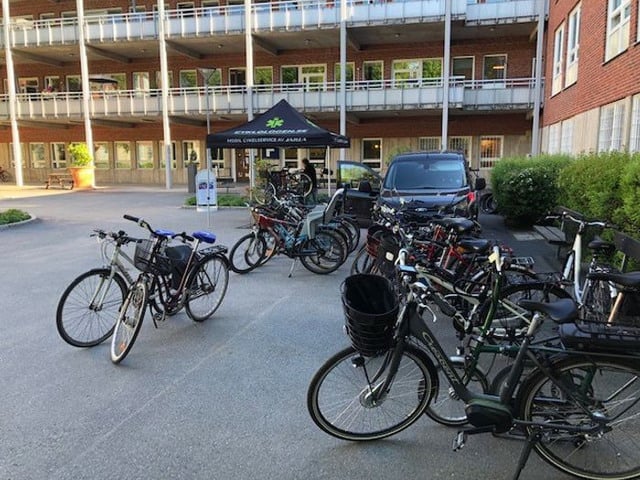 Cyklar står uppställda i väntan på service.