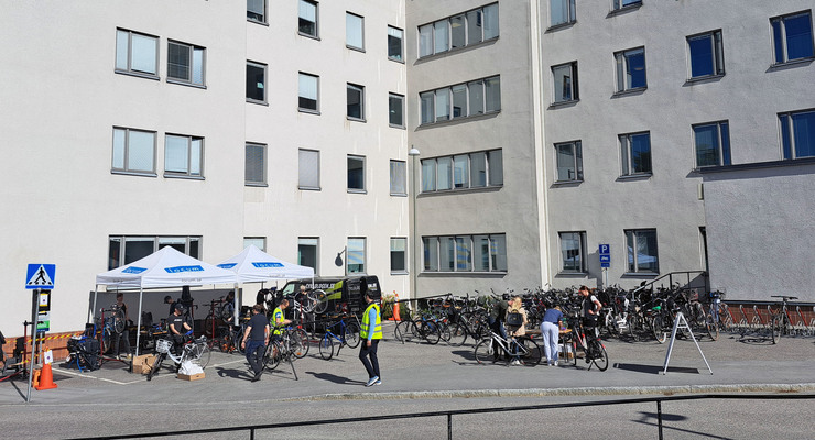 En grupp människor som står framför en hög byggnad.